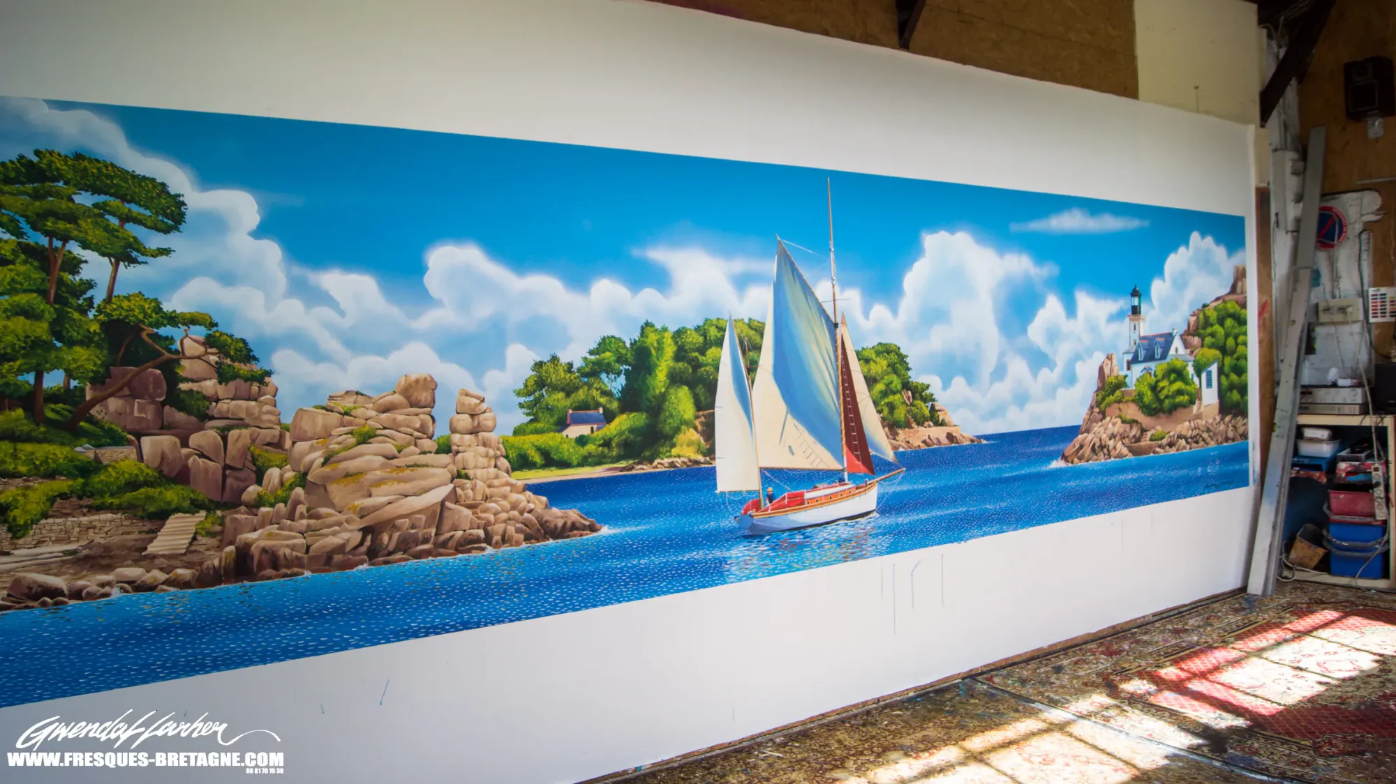 Fresque peinte en atelier sur toile, paysage de bord de mer breton avec voilier et phare